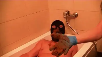 LadyMfeedingtoilets - Lady M scat playing with her toilet