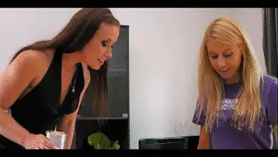 Princess Nikki's Empire - Awesome pee party with my friends