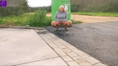 RosellaExtrem - Public outdoor piss by the highway!
