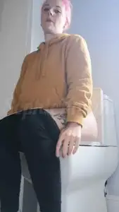 SophieKnight - Watch me pee on my loo watching from the front