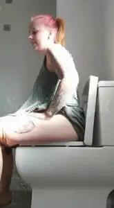 SophieKnight - Side view of me pissing on the loo