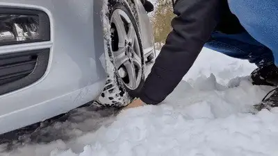 Madame Marissa - Driving over his hands in the snow