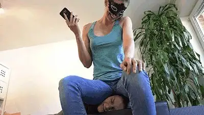 Madame Marissa - Slave girl's head under my ass
