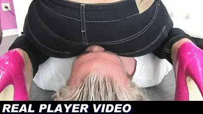 Boss Girls Productions - Emely flattens his face (Realplayer)