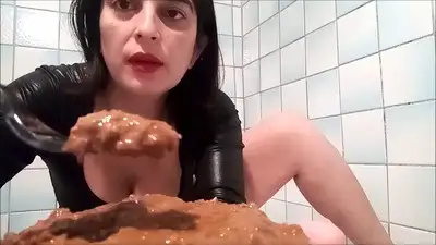 Under Mistress Roberta ass! - Mistress Roberta - Diarrhea plate for worship pov