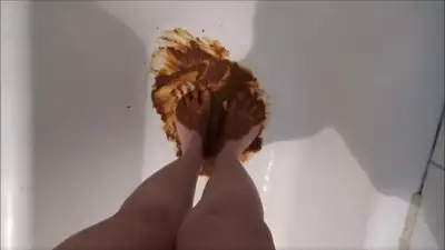 Under Mistress Roberta ass! - Mistress Roberta - Pplaying with the feet in food pov