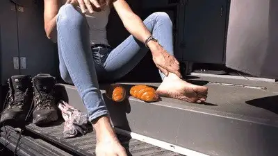 Madame Marissa - Slave meal deluxe for a foot slave