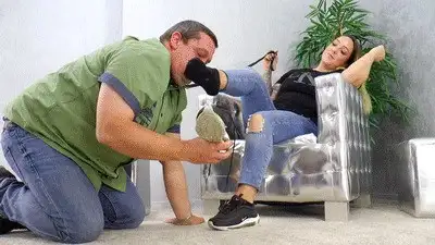 Boss Girls Productions - This is how the hottest feet scent smells