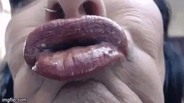 Double Trouble - Wand Gold Gloss Super Pucker closeup