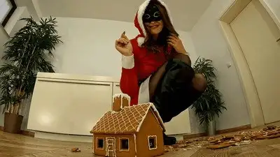 Madame Marissa - Giantess Santa haunts a tiny village