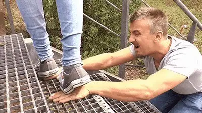 Madame Marissa - Slave's hands crushed on the metal gutter steps