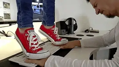 Madame Marissa - Hands crushed on the keyboard