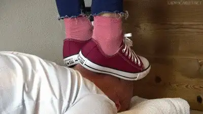 Lady Scarlet - Lady Scarlet - Photos, Converse and long facestanding in chalet
