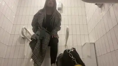 Aris Dark - Pooping at burger king´s bath