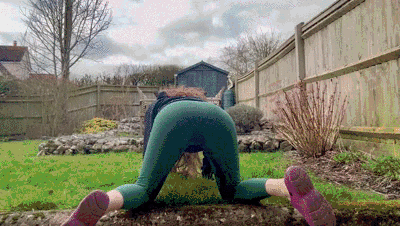 Garden wee in leggings